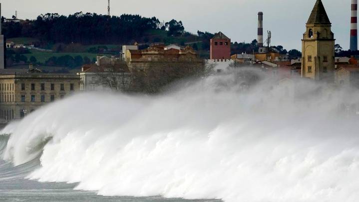El litoral asturiano, en alerta por olas de hasta seis metros