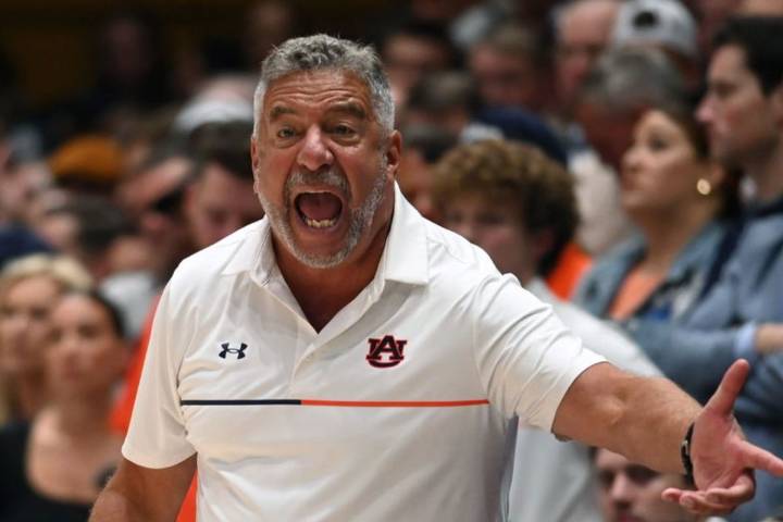 Bruce Pearl in Attendance as Auburn Suffers First Loss Thanks to Houston’s Kingston Flemings