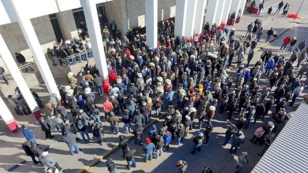 Suman 10 bloqueos carreteros en el estado por agricultores y transportistas