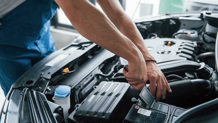 Los malos hábitos que acortan la vida de la batería del carro: errores comunes que se pueden evitar