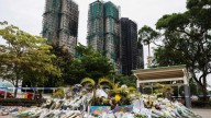 Tragedia en Hong Kong Suma 146 Muertos y 100 Desaparecidos; los Deudos Rinden Homenaje