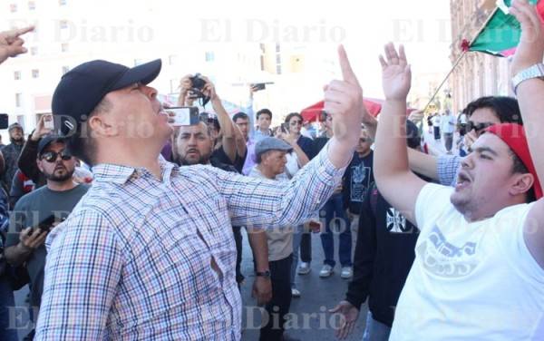 Video.- 'Chocan' jóvenes al coincidir dos marchas en la Plaza del Ángel