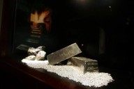 Toca plata nuevo máximo y supera los 54 dólares por onza