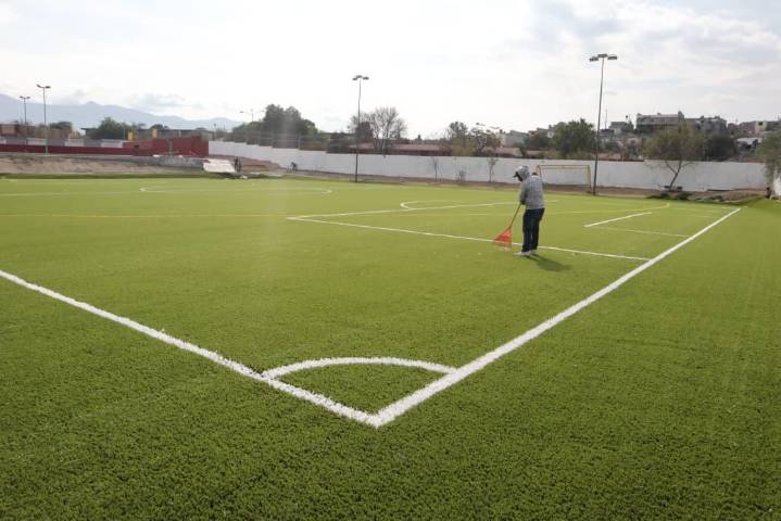 Saltillo avanza 95% en rehabilitación de cancha deportiva en el oriente de la ciudad