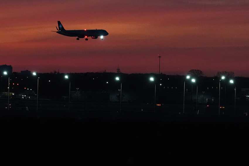 FAA lifts order slashing flights, allowing commercial airlines to resume their regular schedules