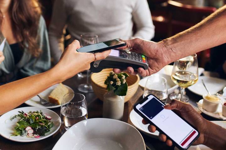 Woman Says Siblings Are Annoyed Because She Didn’t Want to Split Bill Evenly