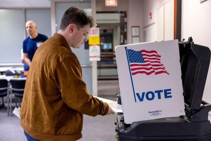 Votantes de Virginia acuden a urnas preocupados por cierre de Gobierno de EE.UU.