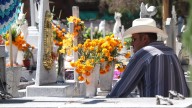 Con flores y veladoras, miles de familias visitan los panteones de Aguascalientes este Día de Muertos