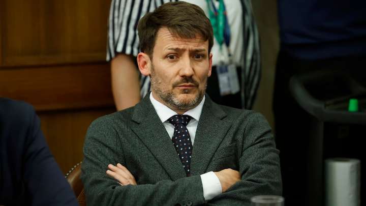 Abogado de Pardow: "Es la AC más débil, pero la más compleja por el contexto político"