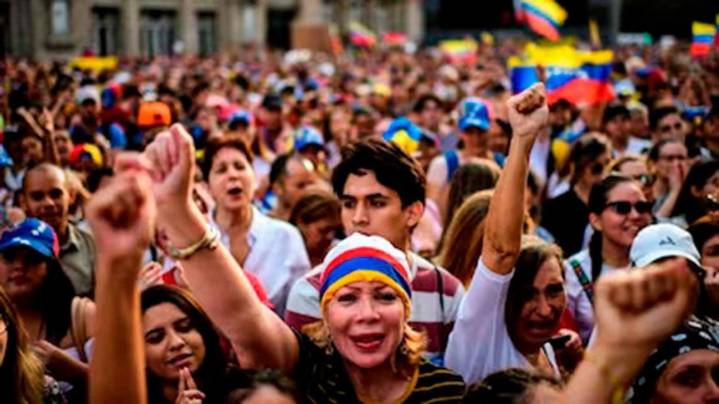 Katz promete expulsar a venezolanos de Chile y Perú moviliza el ejército para impedirles el ingreso