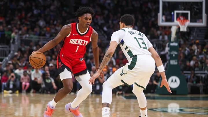 Durant scores 31 points, leads fourth-quarter comeback as Rockets beat Bucks 122