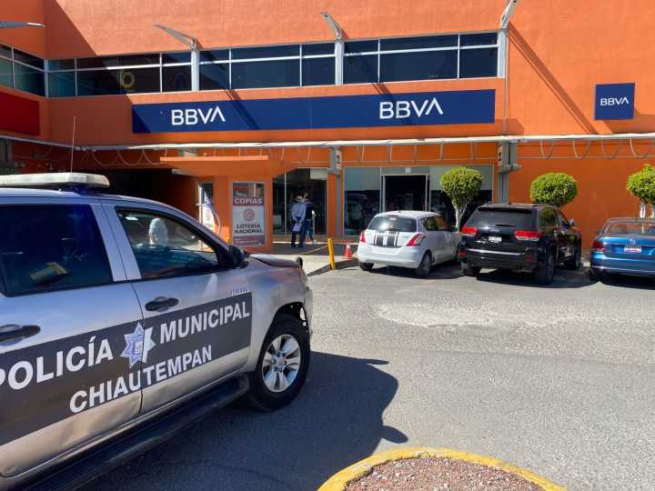 Roban más de 715 mil pesos en asalto masivo dentro de BBVA en Chiautempan