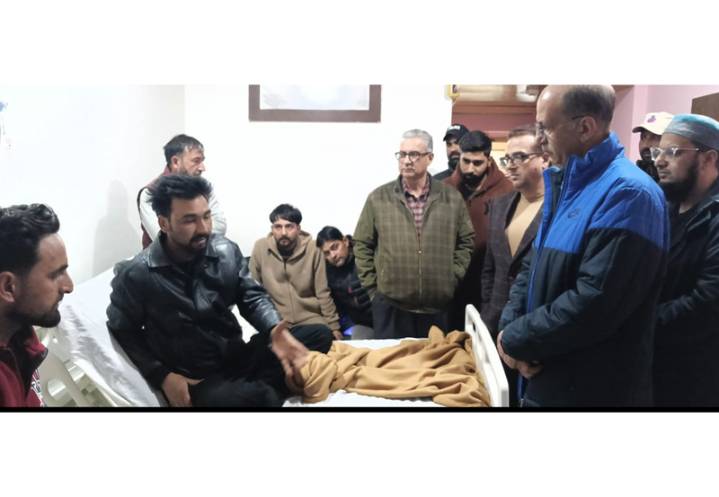Advisor Wani visits bereaved families, injured victims of Nowgam blast