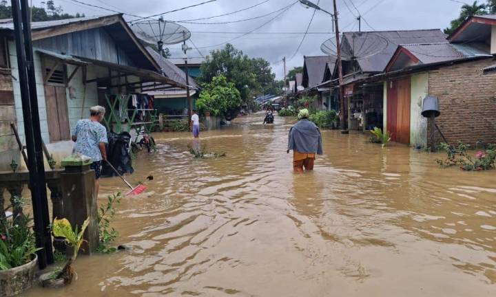 Al menos ocho muertos y 58 heridos por inundaciones y aludes en isla indonesia de Sumatra