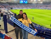 La barba más famosa del Málaga… y la mujer que la sostiene: así son Héctor y Marina, la pareja que arrasa en cada desplazamiento