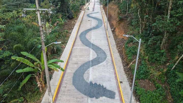 Ixtaczoquitlán mejora caminos y movilidad en Cuesta del Mexicano