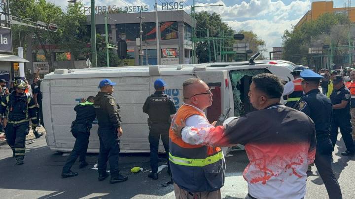 Ambulancia vuelca tras impactarse contra auto en la Cuauhtémoc; reportan tres lesionados