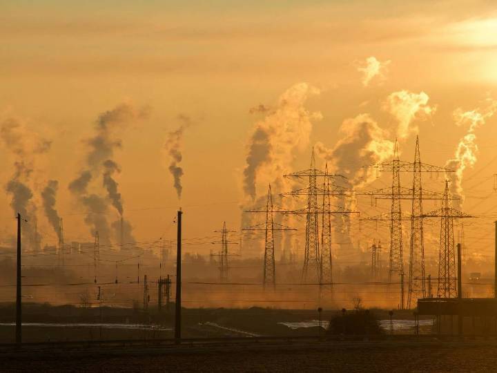 Emisiones de CO2 generadas por combustibles fósiles batirán récord en 2025, según un estudio