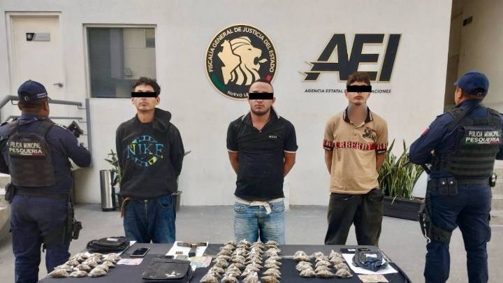 Caen tres hombres con droga y arma durante operativo en Pesquería