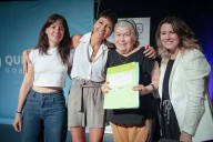 Mayra encabezó la firma de 198 escrituras de viviendas en el Teatro Municipal de...