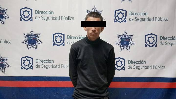 Joven amenaza con arma blanca a trabajador de tienda y le roba su celular en Torreón; fue detenido momentos después