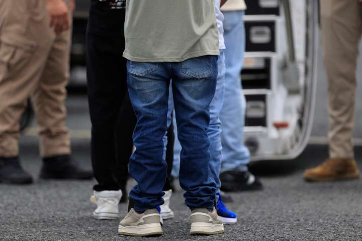 Llegan a Cuba 139 migrantes irregulares deportados por Estados Unidos