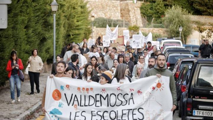Más de 200 vecinos se manifiestan en Valldemossa contra el cierre de la 'escoleta' municipal