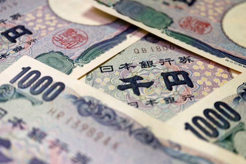 Yen rises on rate-hike prospect; kiwi jumps after RBNZ decision