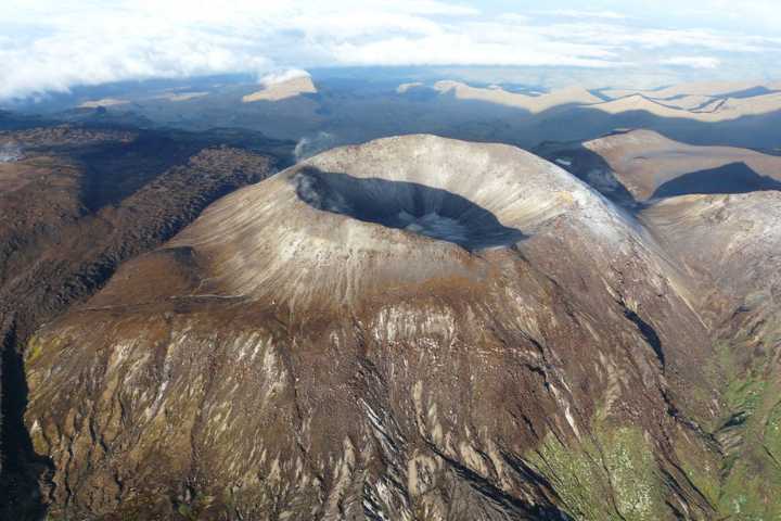 “Alerta naranja ante nueva actividad del volcán Puracé: gases y ceniza superan los 1.000 metros”