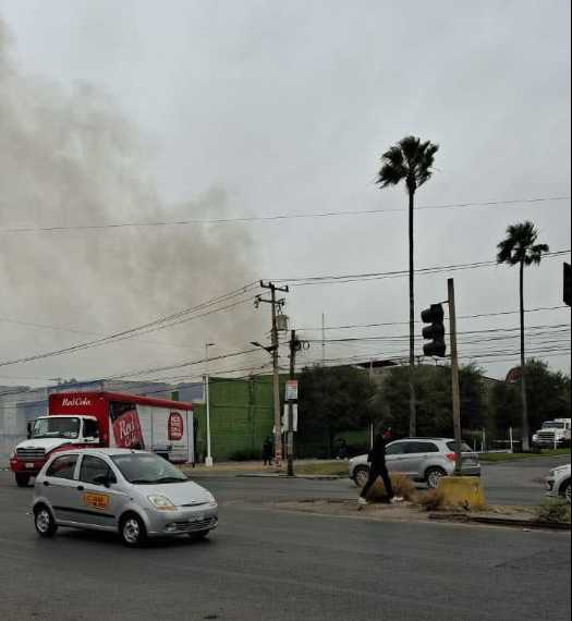 (Vídeo) Fuerte incendio en bodega cercana a Plaza Sendero
