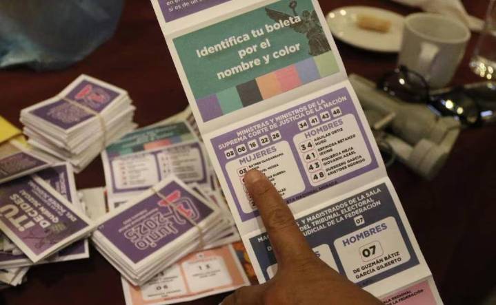 Tribunal absuelve a ministras por ‘acordeones’ y revoca multa a Bernardo Bátiz