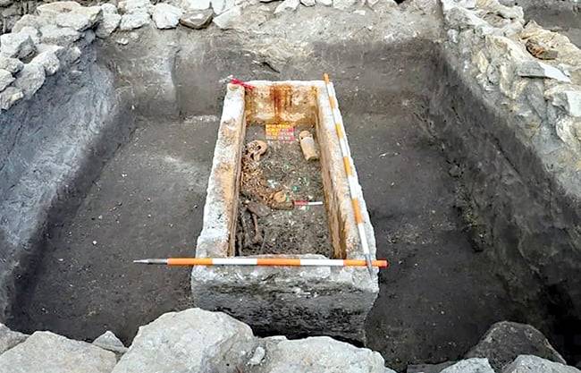 Hallan en Budapest un antiguo sarcófago; data de hace mil 700 años