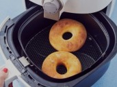 Cómo hacer donas esponjosas sin aceite en "air fryer": tiempos y temperatura exacta para cocinar un postre irresistible