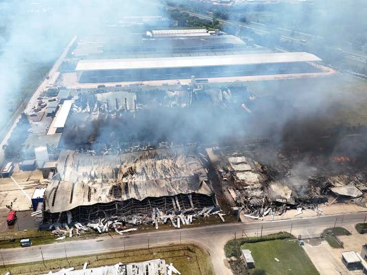 Se reavivó el fuego en el polo industrial de Ezeiza y crece la angustia a una semana del incendio que arrasó el lugar