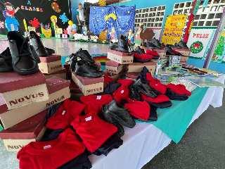 Entregaron uniformes escolares a más de 300 estudiantes en Cumaná