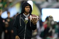 Report: No. 7 Oregon missing two WRs vs. No. 15 USC