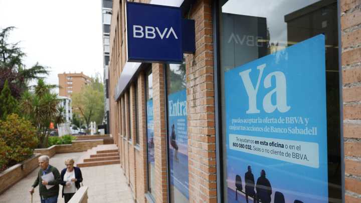 Los españoles guardan 39.000 millones de euros más en el banco: "No es que las familias ahorren más"