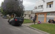 Un conductor intentó esquivar a un ciclista, perdió el control y volcó en plena Av. 120
