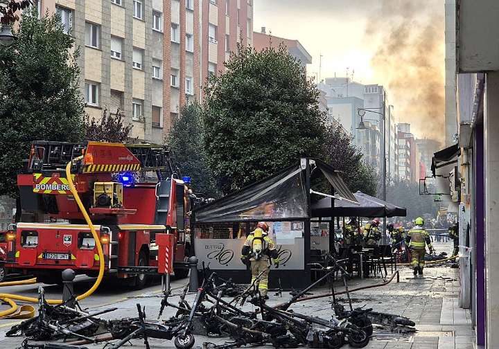 Gran despliegue por una explosión en una tienda de patinetes eléctricos en Gijón