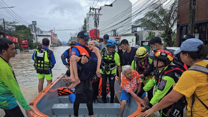 Inundaciones en Tailandia: toda una familia sobrevive 48 horas aferrada a sus muebles