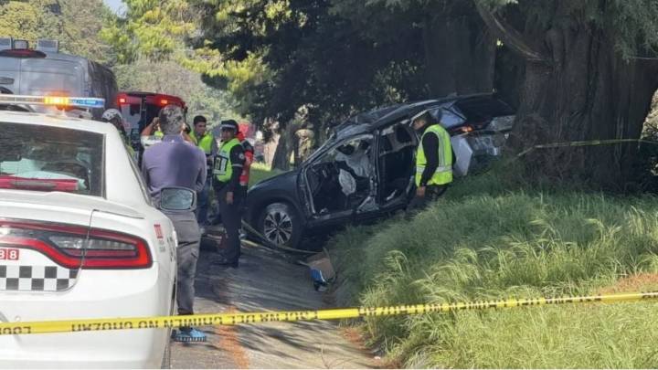 Brutal accidente cobra la vida de una familia entera; estamparon su coche en plena carretera