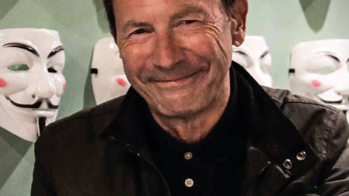 David Lloyd: «Nos gustaría tener un héroe como “V de Vendetta”, pero es una fantasía»