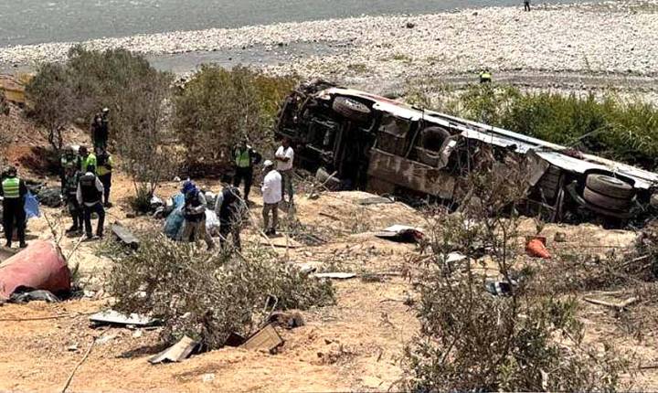 Trágico desplome de autobús en abismo de Perú deja 37 fallecidos