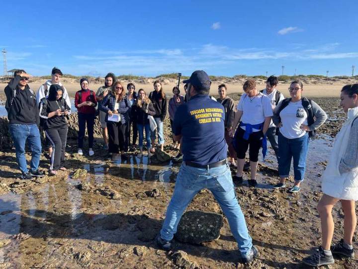Los alumnos del Máster en Gestión Integrada de Áreas Litorales visitan Los Corrales de Rota