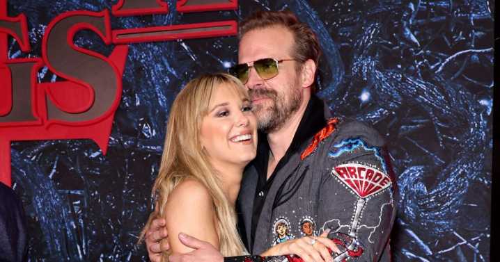 Millie Bobby Brown acusa a David Harbour por acoso e intimidación en set de ‘Stranger Things’