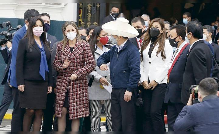 Castillo acusa a Maricarmen Alva de pedirle 2 ministerios para quedarse en la presidencia