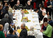 Almorzó con 1300 pobres. El papa León XIV llamó a los poderosos a “escuchar el grito de los más pobres”