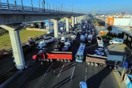 Continúan tomados 3 tramos carreteros del estado