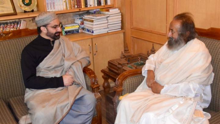 Sri Sri Ravi Shankar, Mirwaiz meet in Srinagar: ‘Dialogue essential to promote peace’