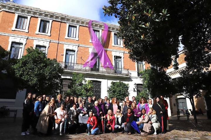 El Lazo Morado reivindica desde la Biblioteca el compromiso ciudadano contra la violencia machista